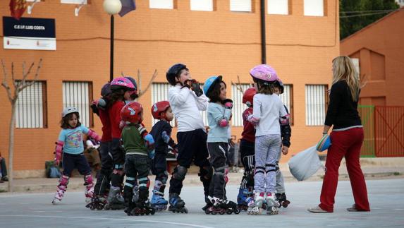 Las actividades extraescolares sublevan a familias que apoyaron la jornada continua