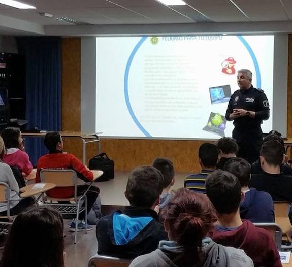 Un consejo municipal regula las relaciones del Consistorio con la Policía