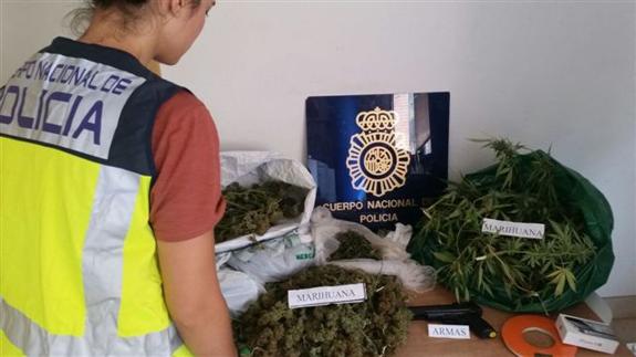 Buscan a tres encapuchados que asaltaron a unos hermanos para robarles 'maría'