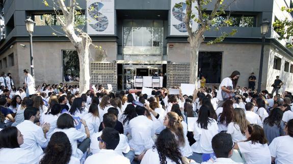 Los estudiantes del CEU denuncian discriminación y piden prácticas en la sanidad pública