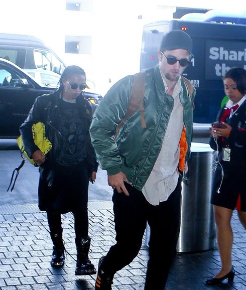 Robert Pattinson y FKA Twigs se dejan ver juntos en un aeropuerto