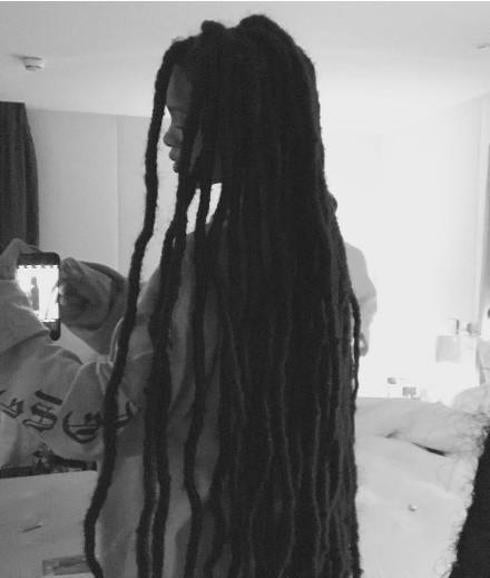 Rihanna cambia su look por uno salvaje