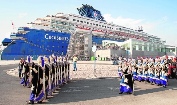 Alicante ya busca ser puerto de salida de otra gran crucerista internacional