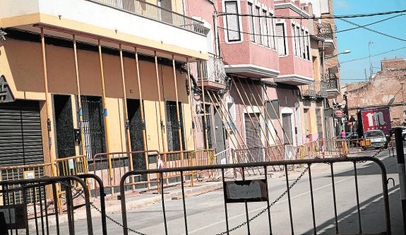 Técnicos de la Diputación analizan el estado de las casas de la calle Salitre