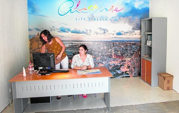 Las oficinas de turismo, incluida la del AVE, abrirán de lunes a domingo