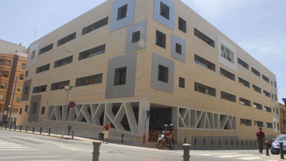 Encarcelan a un policía acusado de abusar de media docena de menores