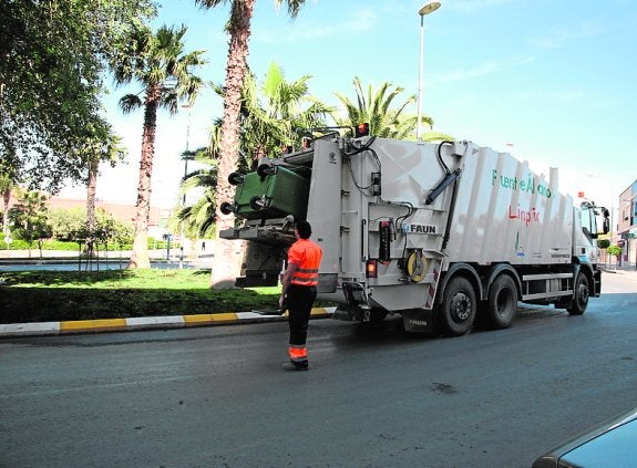 Obligan al Consistorio a convocar un nuevo concurso para la basura