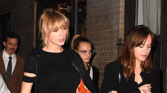 Taylor Swift se busca nuevas amigas solteras para salir de fiesta