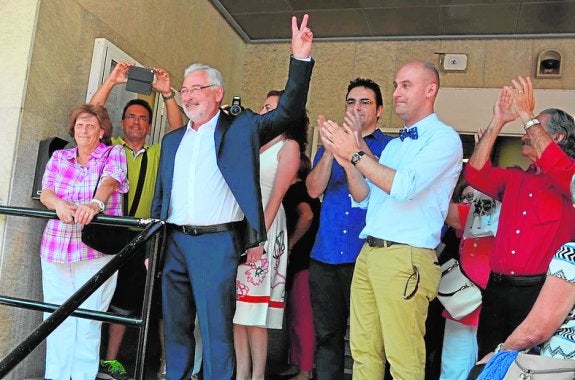 La marcha de Sueña debilita a un gobierno local que tiene pendiente un cambio de alcalde