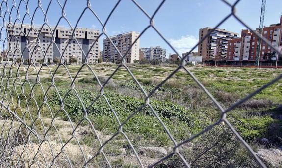 Urbanismo acondiciona solares en desuso con el canon por las vallas publicitarias