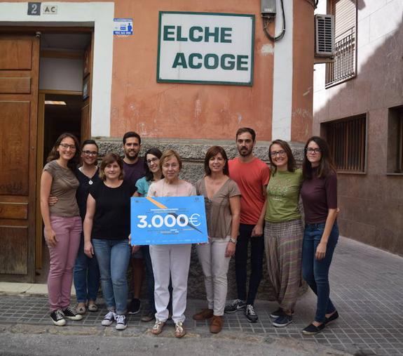 La UMH entrega a la ONG Elche Acoge la recaudación de la iniciativa Racó Solidario