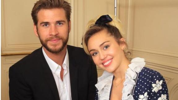 Miley Cyrus y Liam Hemsworth, cazados juntos en una alfombra roja