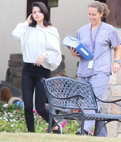 Selena Gomez cazada por los fotógrafos en el centro de rehabilitación