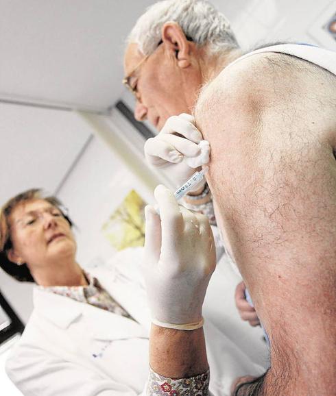 El Cecova muestra perplejidad por confiar las citas de la vacunación a las farmacias