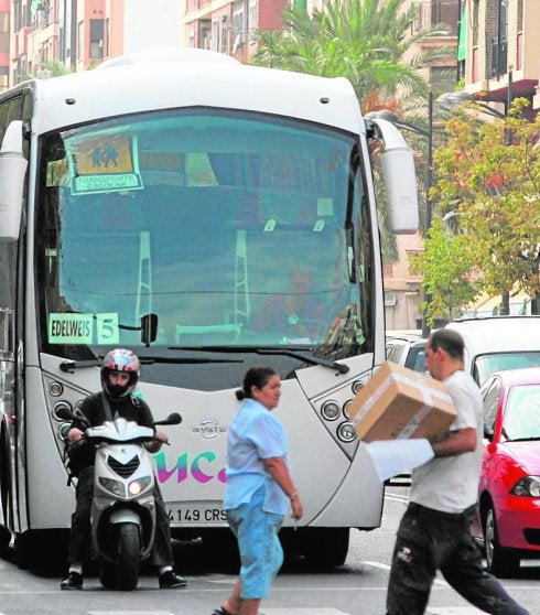 Trabajadores del transporte presionan a Educación con la primera huelga en la provincia