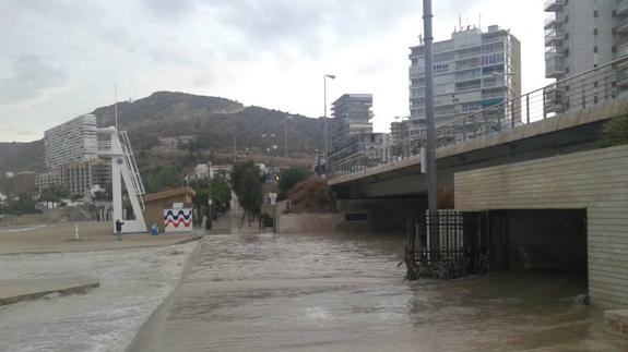 La lluvia provoca cortes de tráfico e inundaciones en Sax, Villena y Alicante