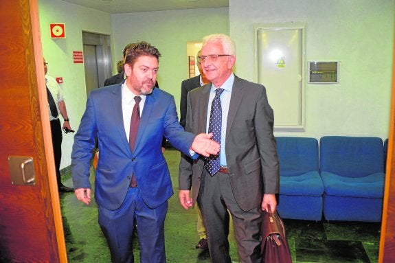 Los letrados de la Comunidad toman el control judicial de la desaladora