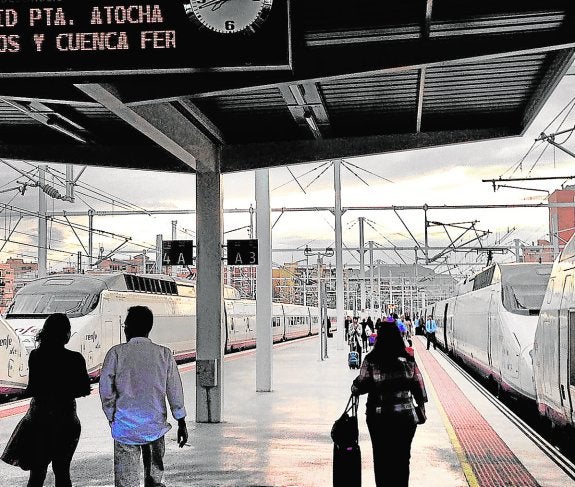 El AVE entre Alicante y Madrid roza el medio millón de pasajeros en el verano