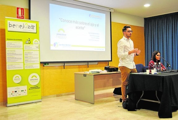 Taller práctico en Benejúzar sobre el aceite y el ajo