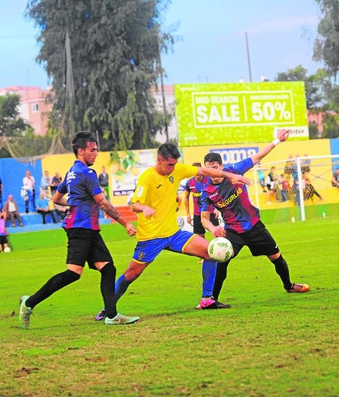 El Orihuela pierde dos puntos al confiarse con un Almoradí luchador y más efectivo