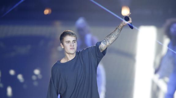 Justin Bieber tira el micro y abandona el escenario en Manchester por el comportamiento de sus fans