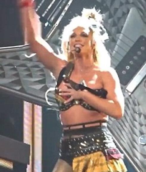 A Britney Spears se le abre el sujetador en pleno concierto
