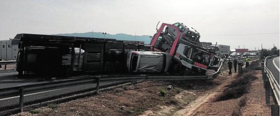 El vuelco de un camión portavehículos colapsa la autovía en Sangonera la Seca