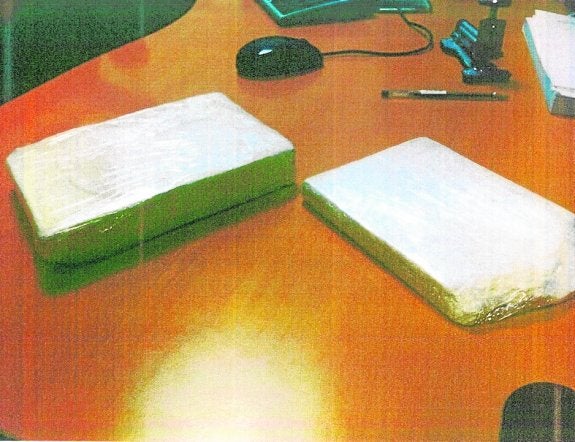 Arrojan 1,3 kilos de cocaína por la ventanilla de un vehículo al que perseguía la Policía Local de Elda