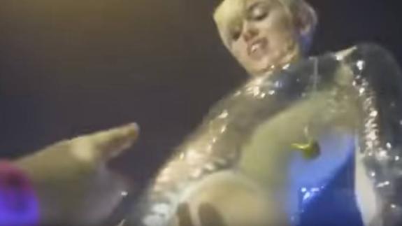 Miley Cyrus pide que le toquen la vagina en un concierto