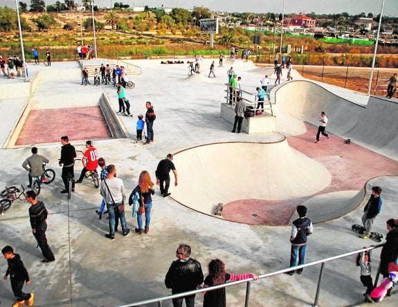 Recogen firmas para pedir un parque de patinadores sobre la losa del AVE