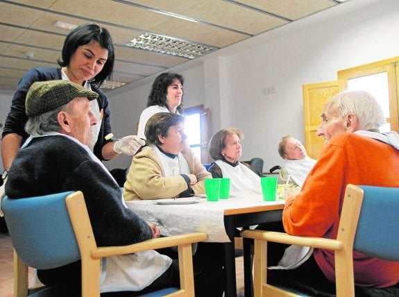 La mitad de los dependientes que aspira a una plaza en un centro tiene más de 80 años