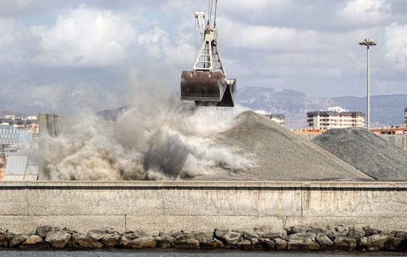 Urbanismo requiere nuevos informes sobre los graneles y retrasa el recurso del Puerto