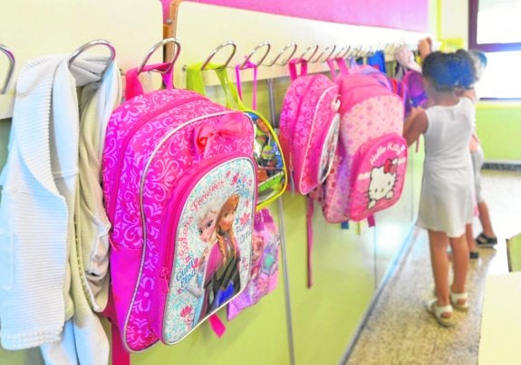 El absentismo escolar cae 22 puntos en diez años en la zona de más incidencia