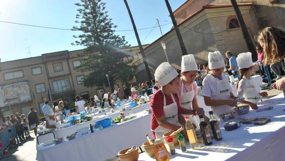 Chef junior reúne a 15 niños para cocinar recetas con ajo y aceite