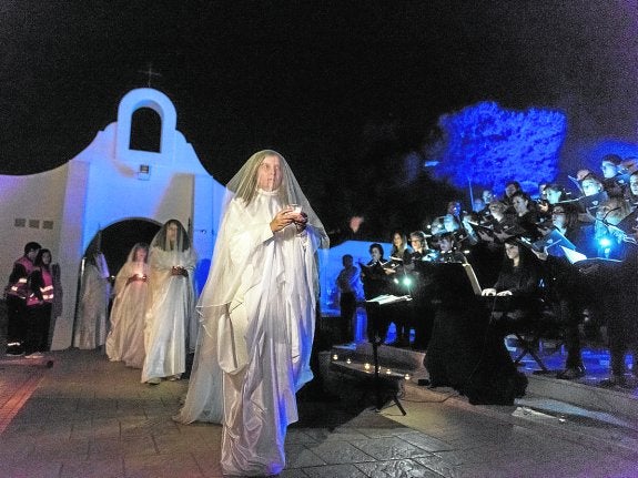 Magia en la penumbra del cementerio