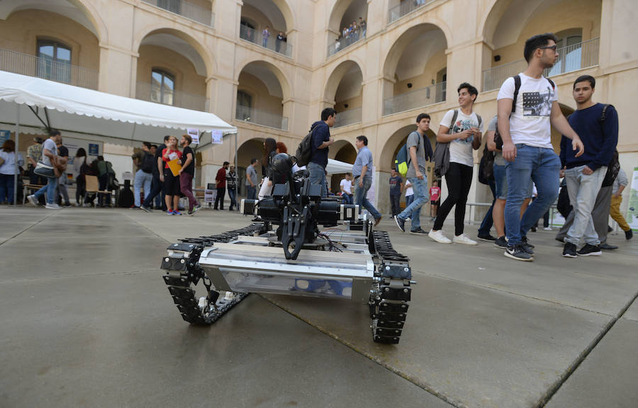 Ingenieros de la UPCT muestran algunos dispositivos de control remoto que han creado