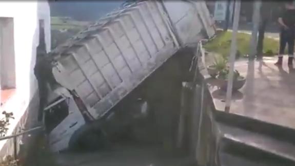 Un camión de basura en el salón de casa