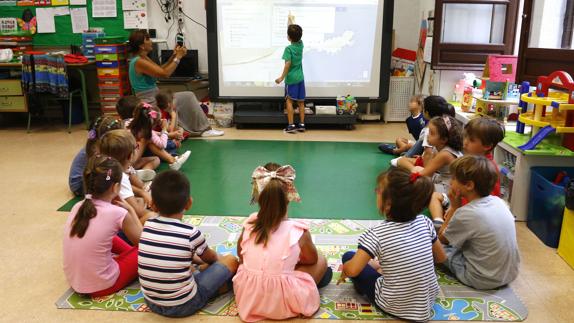 La jornada continua denuncia el «trato discriminatorio» de Educación