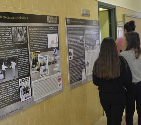 La muestra '180 años de periodismo en Elche' inicia su recorrido por los institutos