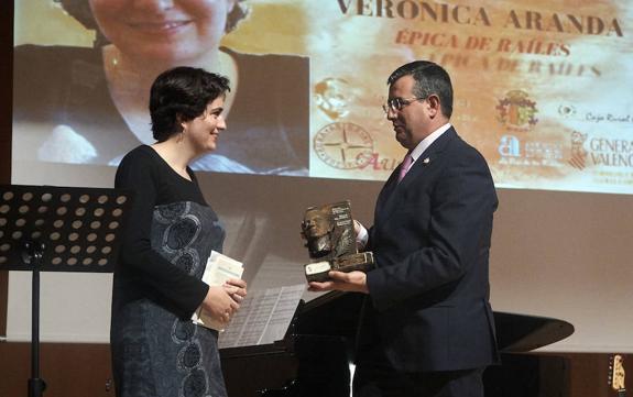 Verónica Aranda recibe el Premio Internacional de Poesía Miguel Hernández