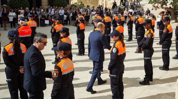 El alcalde promete impulsar nuevas incorporaciones a Protección Civil