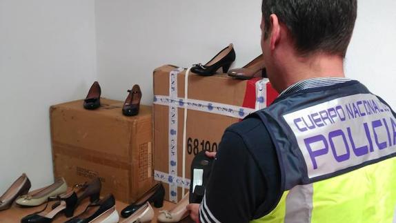 La Policía interviene 1.700 pares de zapatos en una nave de Carrús