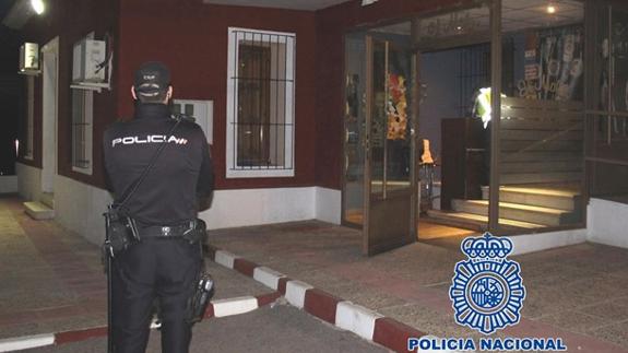 La Policía Nacional clausura un club de alterne en Los Baños de Mula