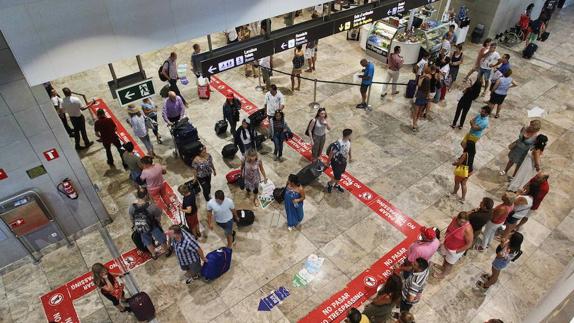 Les Corts reclaman mejoras en las conexiones con el aeropuerto de El Altet