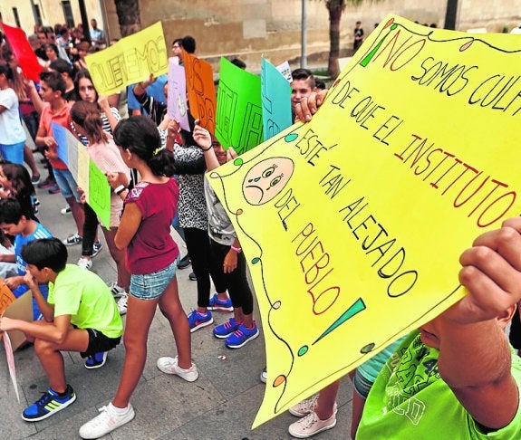 Educación deniega el transporte escolar al IES y solicita más seguridad vial