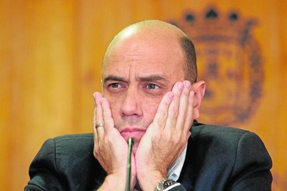 Echávarri mantiene el pulso a los centros comerciales pese a la sentencia a su favor