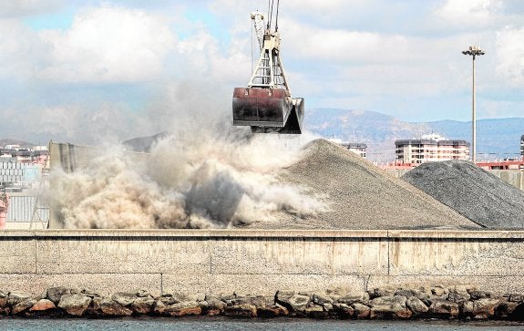 El Consell exige al Puerto una inversión de cuatro millones en medidas para los graneles