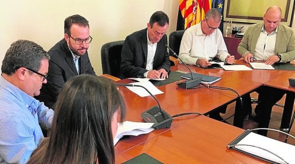 Ayuntamiento, patronal y sindicatos acuerdan buscar nuevos nichos de empleo