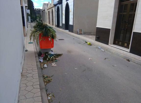 Cementerio con suciedad en Bigastro
