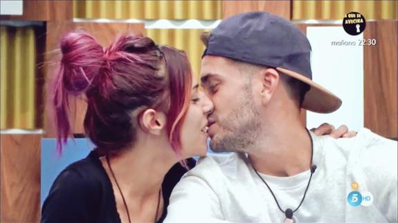 Gran Hermano 17: Bea y Rodrigo ya experimentan con el 'edredoning'